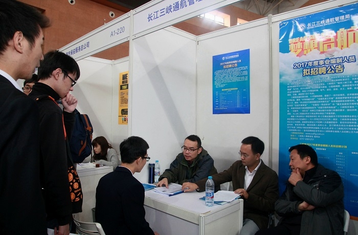 毕业生与用人单位交流 毕业生与用人单位交流