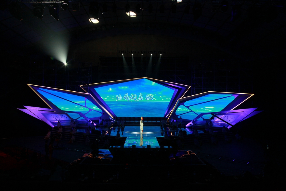上海海事大学旗语队在开场表演 上海海事大学旗语队在开场表演
