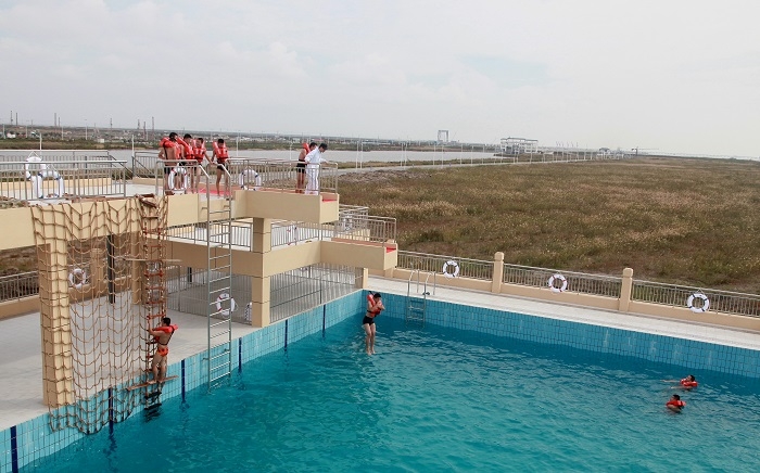 我校师生在新启用的水上训练中心训练 我校师生在新启用的水上训练中心训练