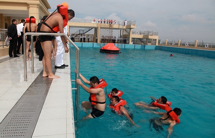 我校师生在新启用的水上训练中心训练 我校师生在新启用的水上训练中心训练