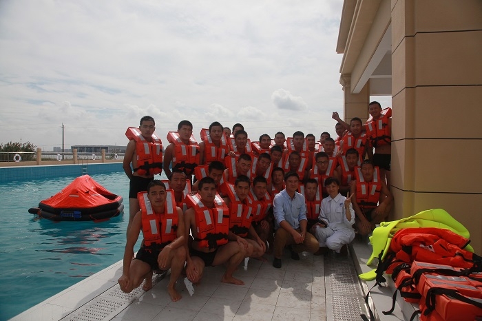 我校师生在新启用的水上训练中心训练 我校师生在新启用的水上训练中心训练