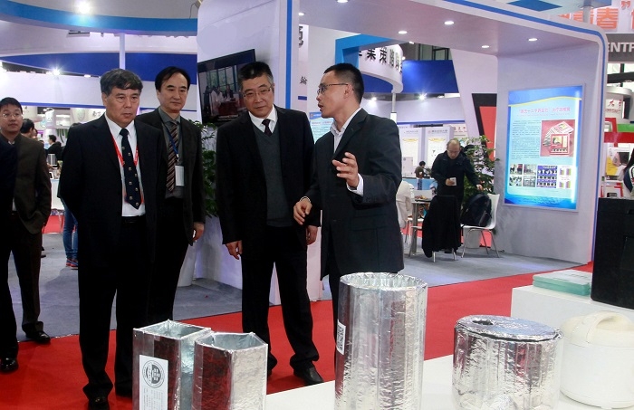 教育部科技发展中心主任李志民等领导参观我校展出的科技成果 教育部科技发展中心主任李志民等领导参观我校展出的科技成果