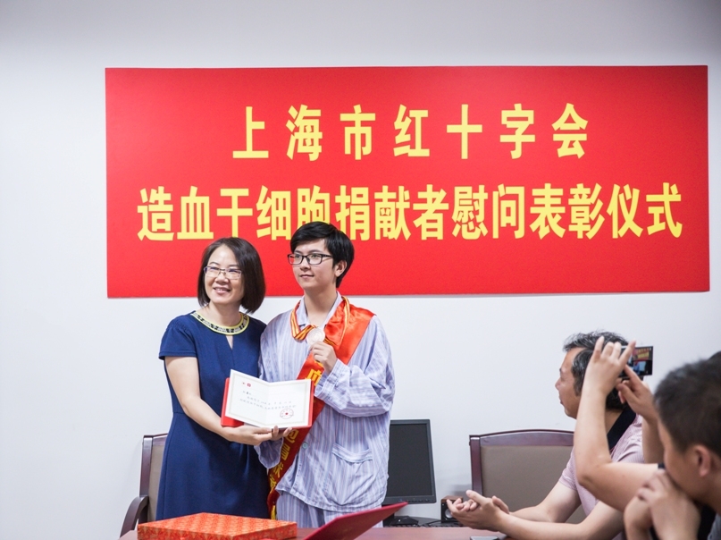 上海市红十字会向孙嘉元同学发放荣誉证书 上海市红十字会向孙嘉元同学发放荣誉证书