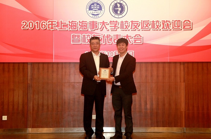 我校2000级港口航道与海岸工程专业校友、校友会理事、华示(上海)实业有限公司总经理张辉接受捐赠纪念牌 我校2000级港口航道与海岸工程专业校友、校友会理事、华示(上海)实业有限公司总经理张辉接受捐赠纪念牌