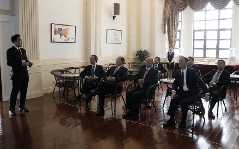 国际海事组织(IMO)秘书长林基泽先生(Kitack Lim)听取中心汇报 国际海事组织(IMO)秘书长林基泽先生(Kitack Lim)听取中心汇报