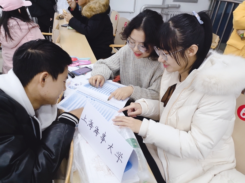 志愿者在内蒙古重点中学赤峰第二中学进行招生宣传 志愿者在内蒙古重点中学赤峰第二中学进行招生宣传