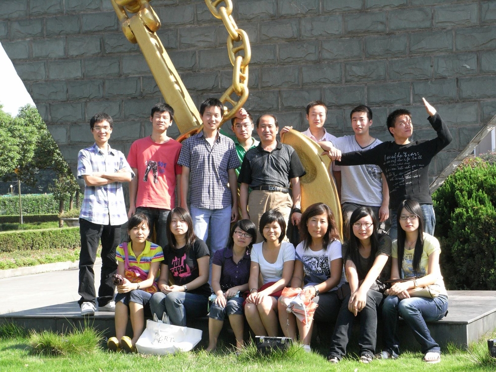 和研究生合影（民生路老校区时）