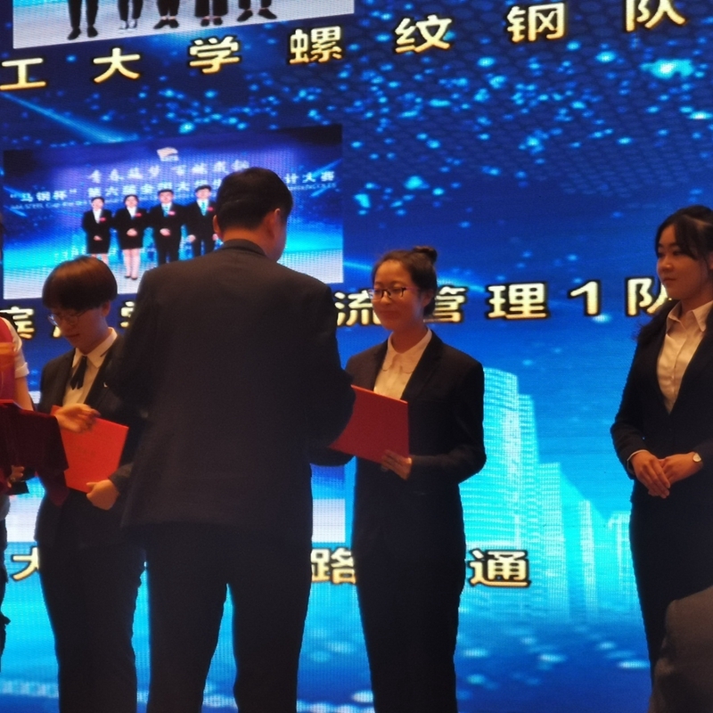 队长许文宇领奖 队长许文宇领奖