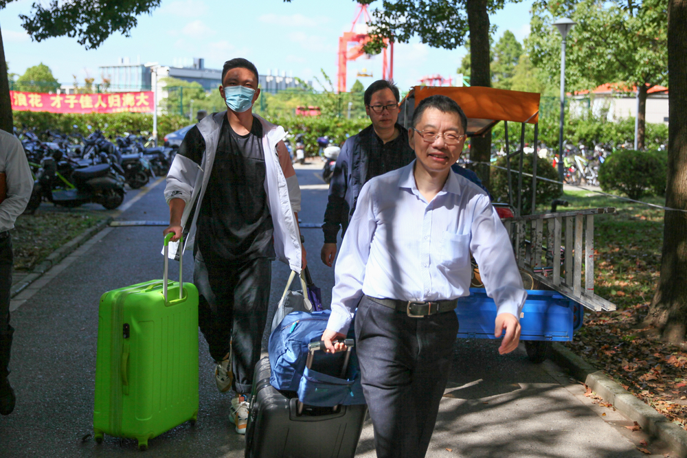 陆靖校长帮助新生运送行李 陆靖校长帮助新生运送行李