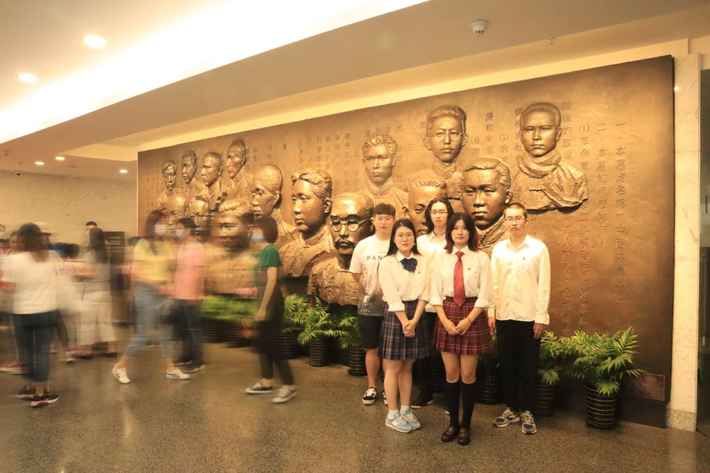 20200801020108185800.jpg 参观中共一大会址
