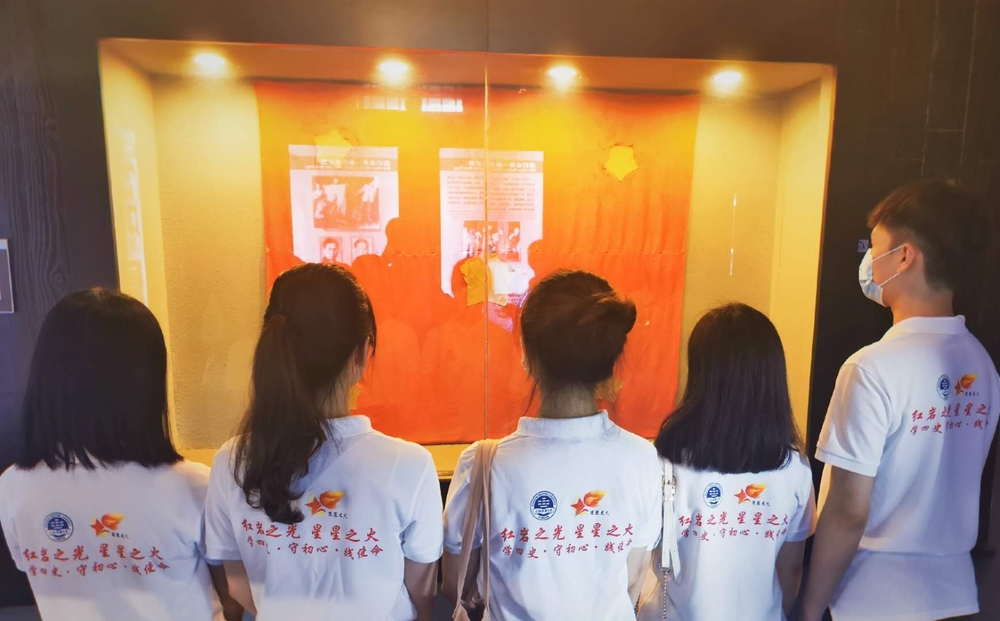 20200819112948702100.jpg 参观“一面特殊的五星红旗”
