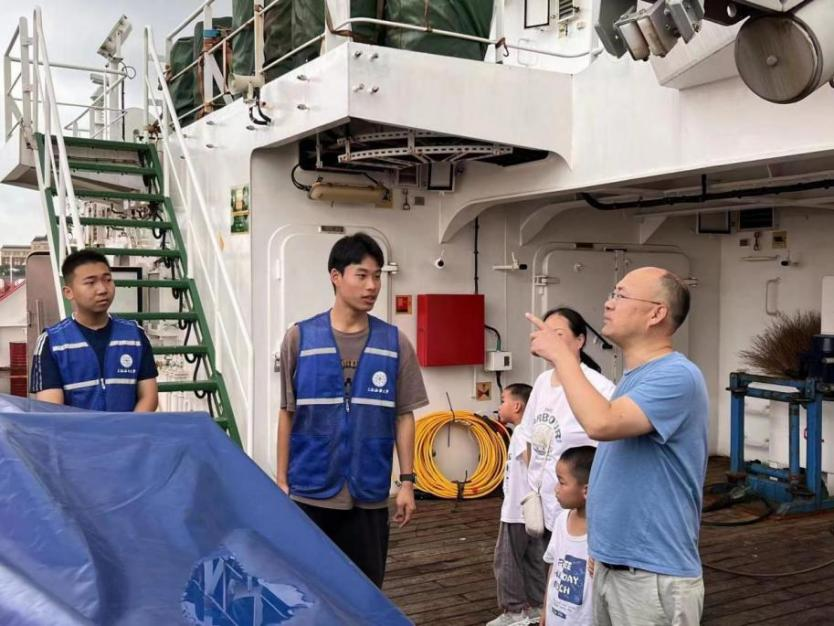 雪龙实践队为访客介绍“雪龙2”号艉甲板设备