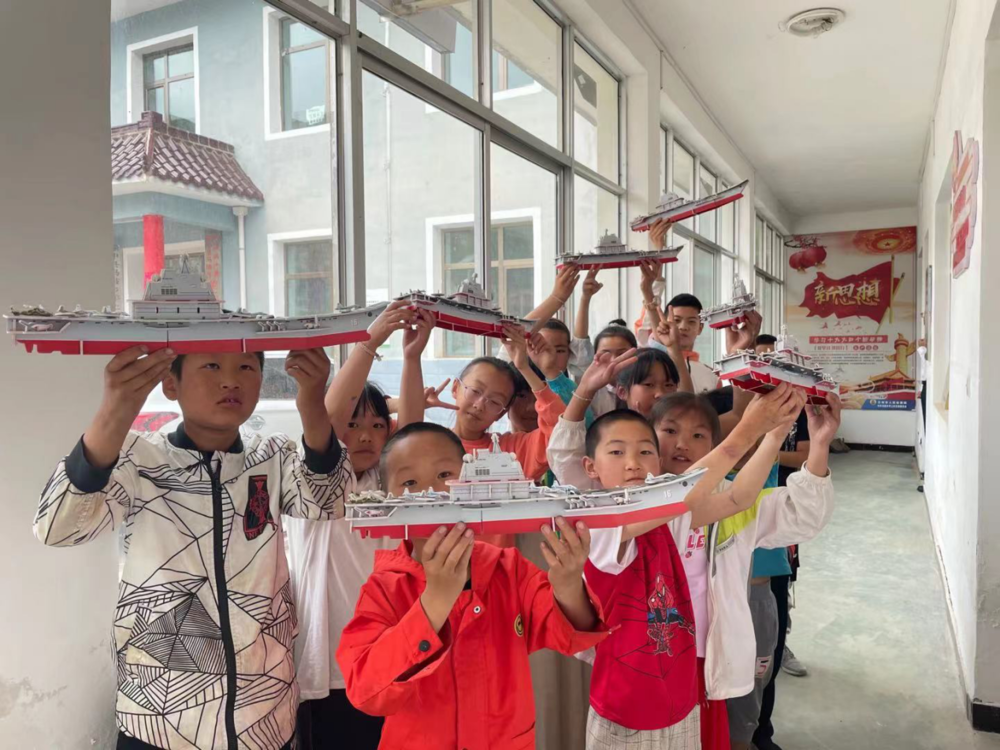 铃兰实践队带领学生上完船模手工课合影
