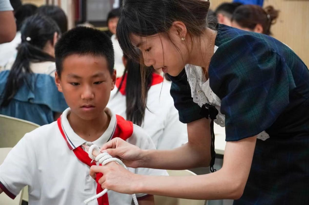 心海扬帆实践队小老师们引导同学们系绳结