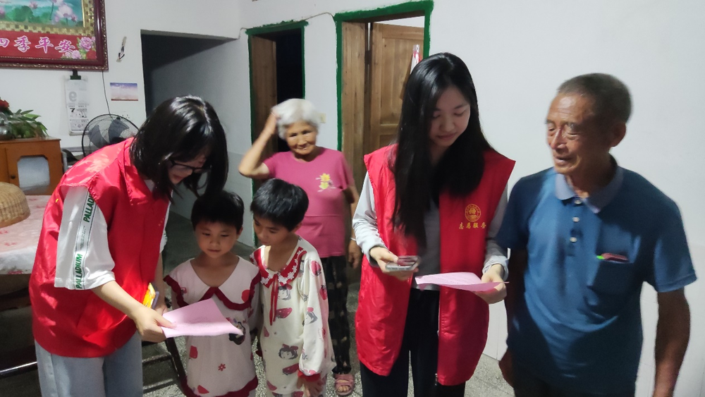 SMU星梦实践队走进留守儿童家中进行家访