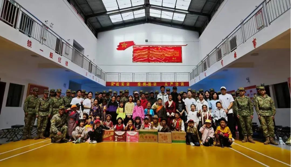西部梦想实践团与学生们、边防战士合影