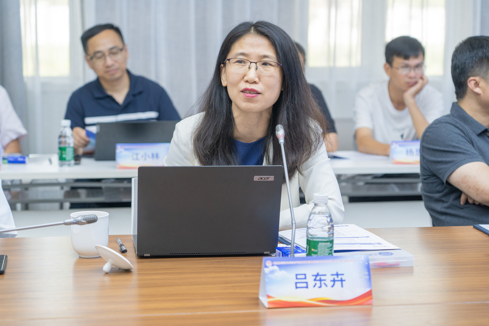 《宣传通讯》编辑部主任吕东卉主持第一阶段主旨发言