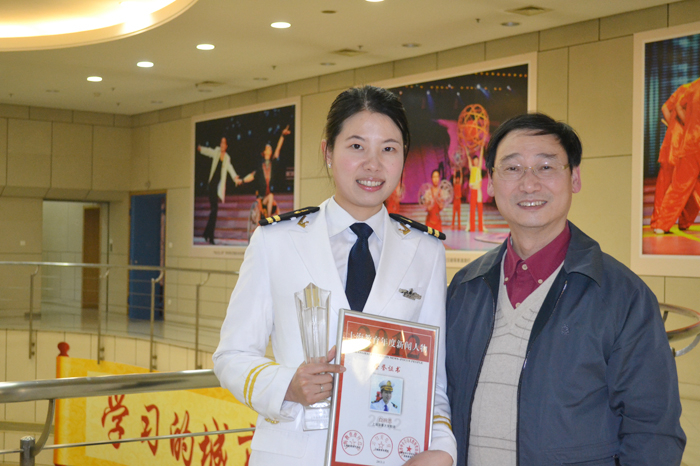白响恩老师与颁奖嘉宾上海市教卫党委副书记、市教委副主任高德毅合影