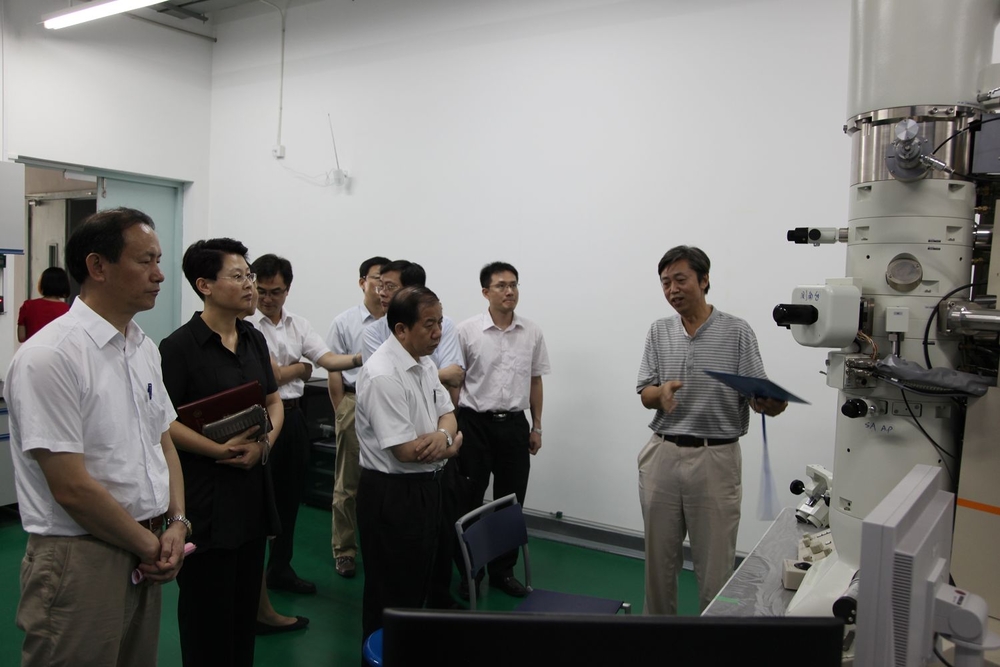 参观深海极端环境材料失效模拟实验室