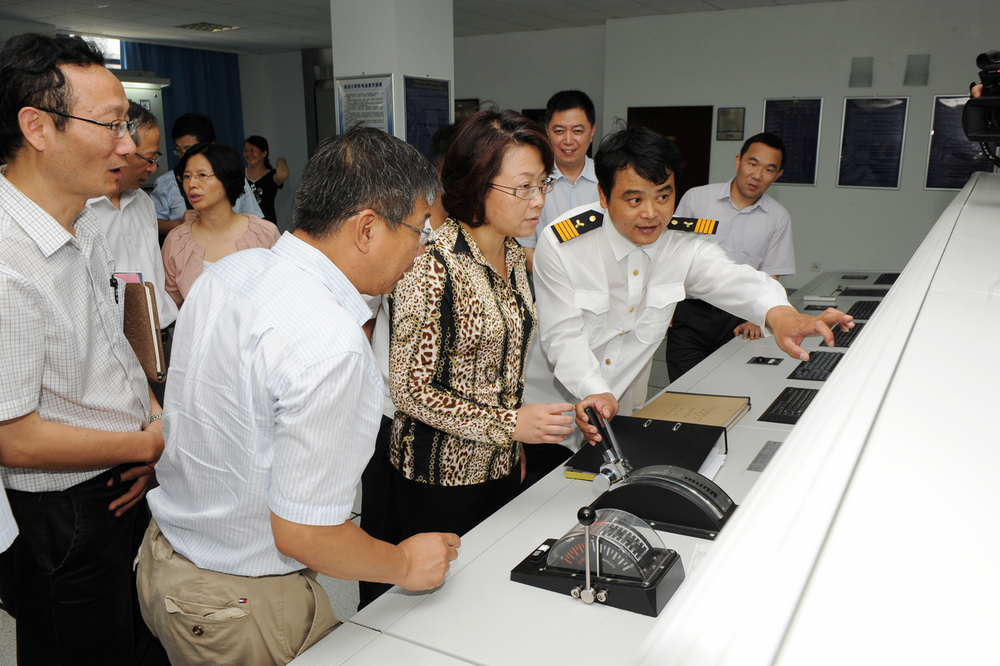 参观自动化机舱