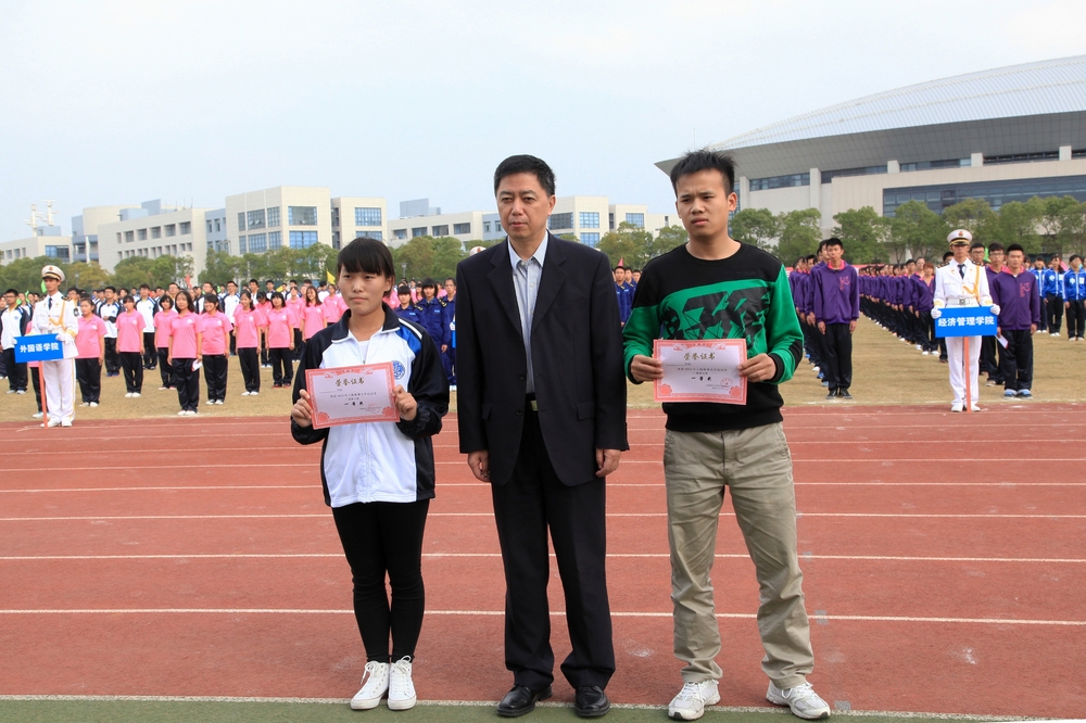 孔凡邨副校长为广播体操表演赛一等奖获得者颁奖 孔凡邨副校长为广播体操表演赛一等奖获得者颁奖
