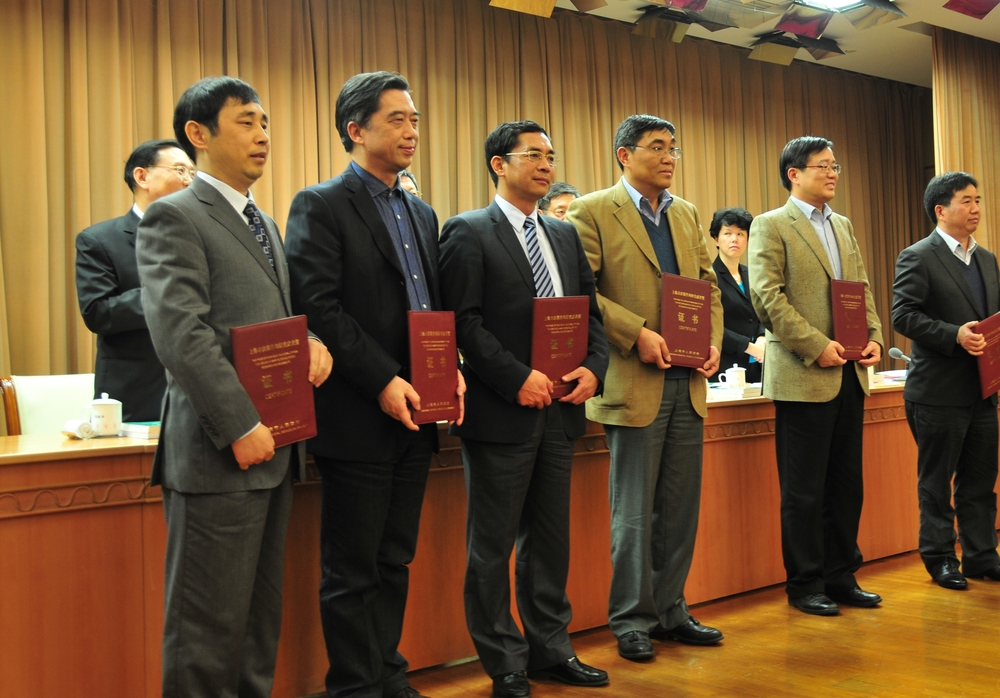 市委副书记、市长杨雄为我校市决策咨询研究成果奖一等奖获得者胡正良教授(左三)颁奖 市委副书记、市长杨雄为我校市决策咨询研究成果奖一等奖获得者胡正良教授(左三)颁奖