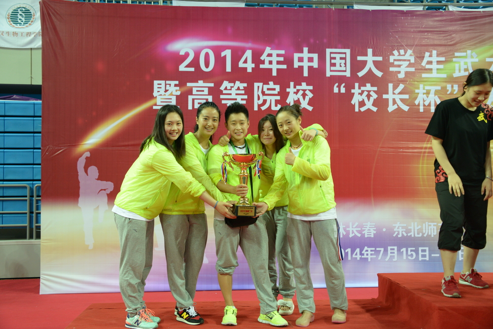 荣获女子团体亚军