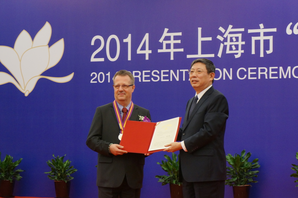 杨雄市长向朱伯彦先生颁授证书 杨雄市长向朱伯彦先生颁授证书