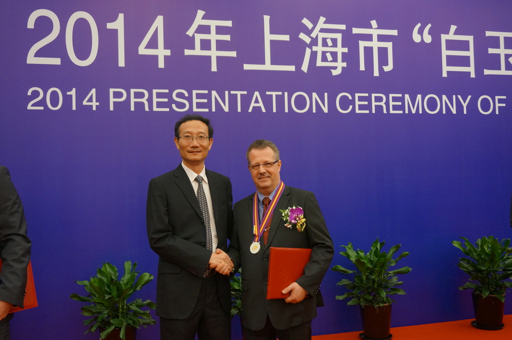 黄有方校长与朱伯彦先生合影 黄有方校长与朱伯彦先生合影