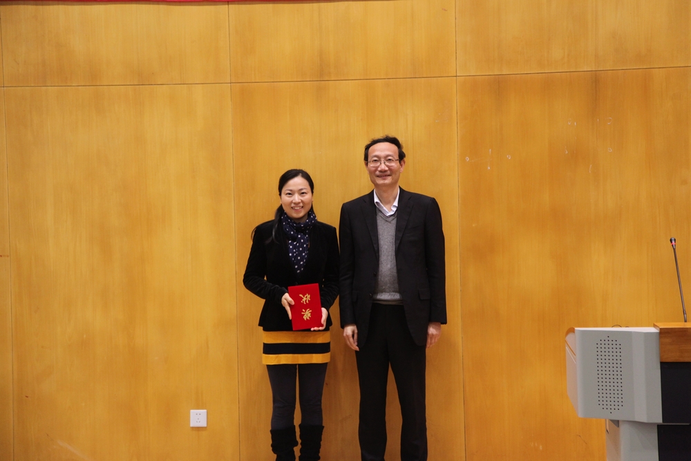 黄有方校长为一等奖获得者交通运输学院教师陈舜颁奖