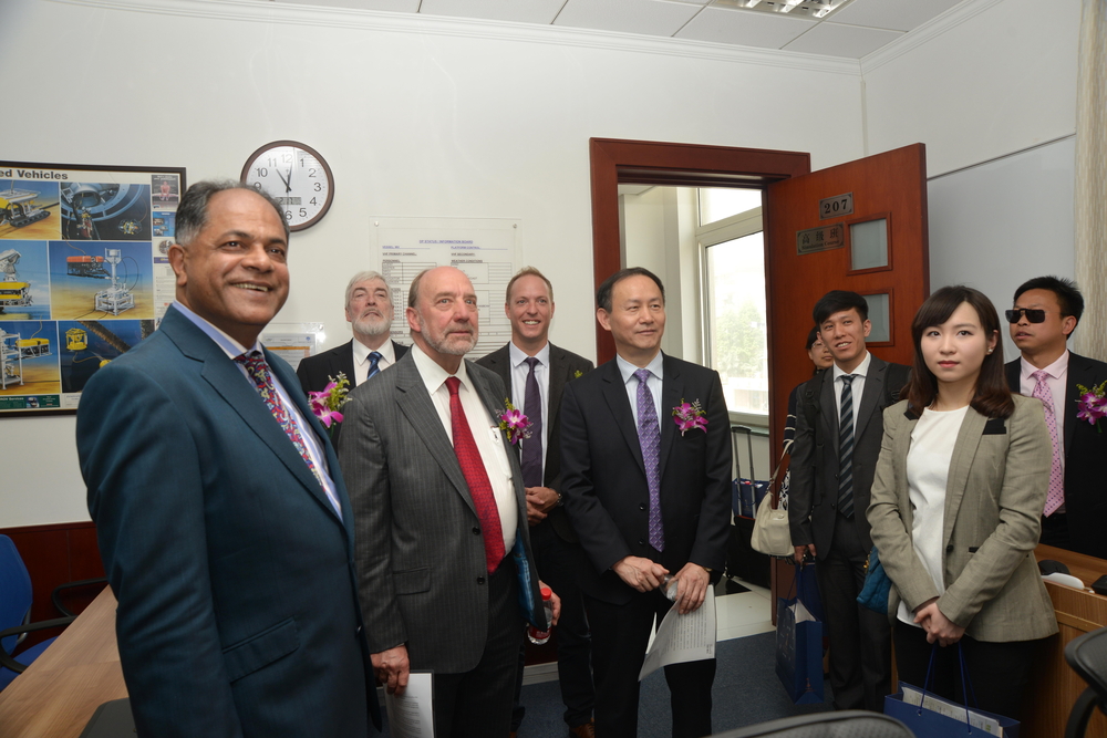 与会嘉宾参观动力定位中心