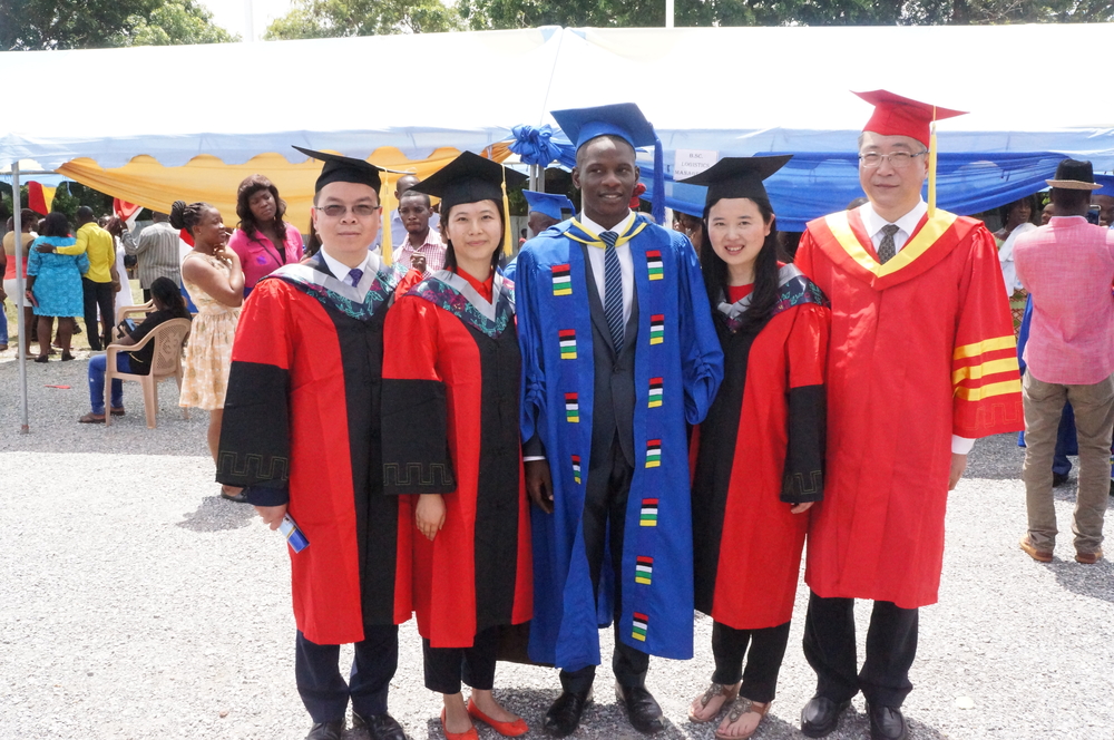 与当选校最佳毕业生的Fomukong Terence Soh合影