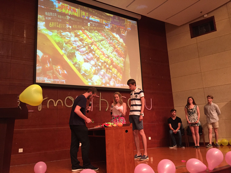 留学生们用汉语表演小品