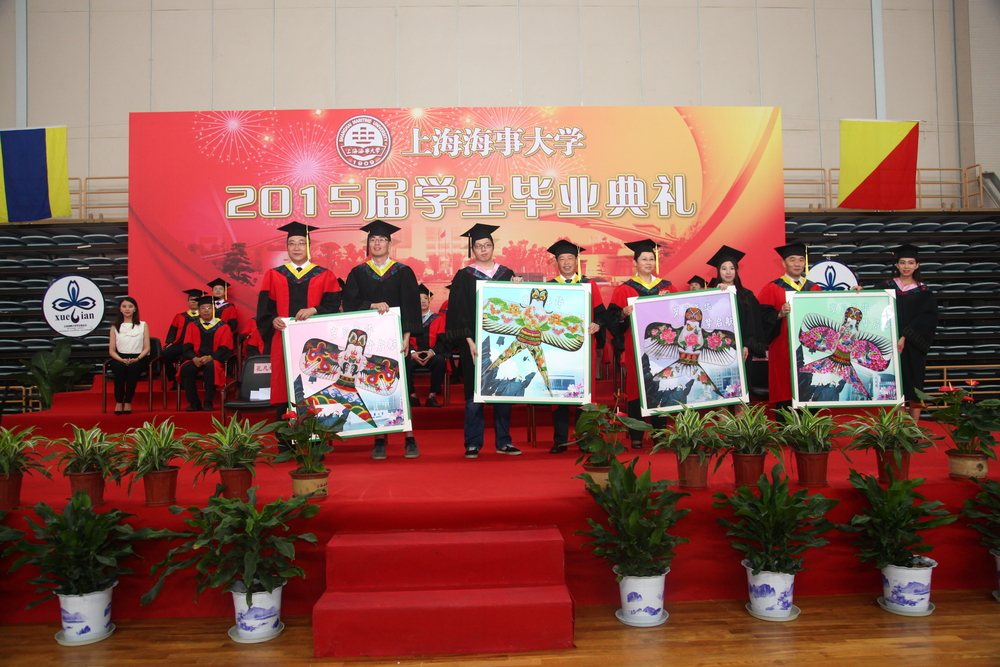 毕业生代表向母校赠送以风筝为主题的画作