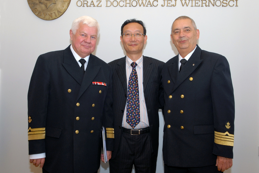 与波兰格丁尼亚海事大学校长Mr.Piotr Jedrzejiowicz（右）、副校长 prof. Janusz Mindykowski（左）交流