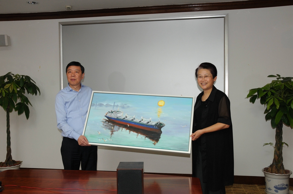 门妍萍副书记赠送教学实习船育明主题油画