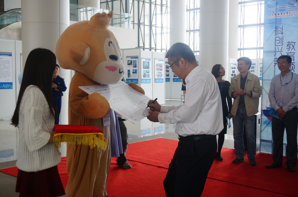 杨万枫副校长签收航运物流节吉祥物递送的快递