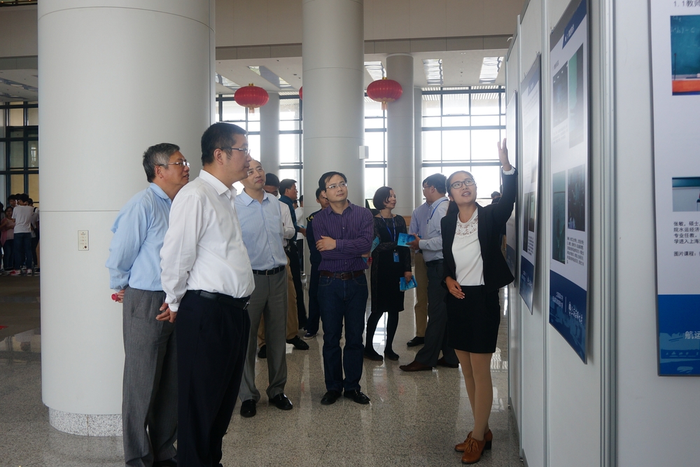 参观“航运物流教育图片展”