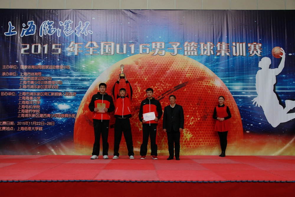 肖宝家副校长为冠军队颁发荣誉证书