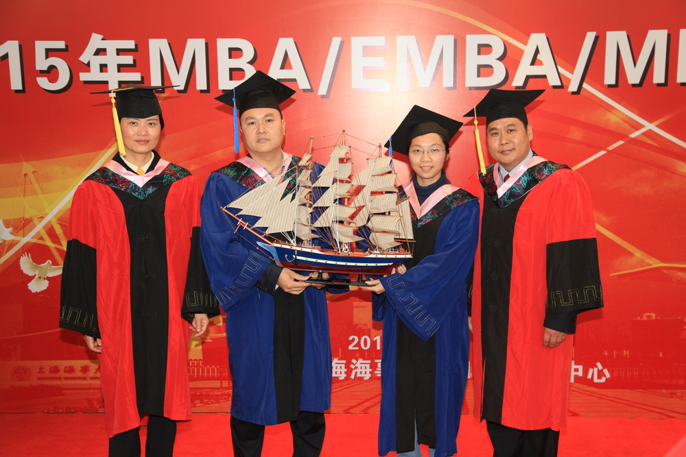 毕业学员向母校赠送纪念品