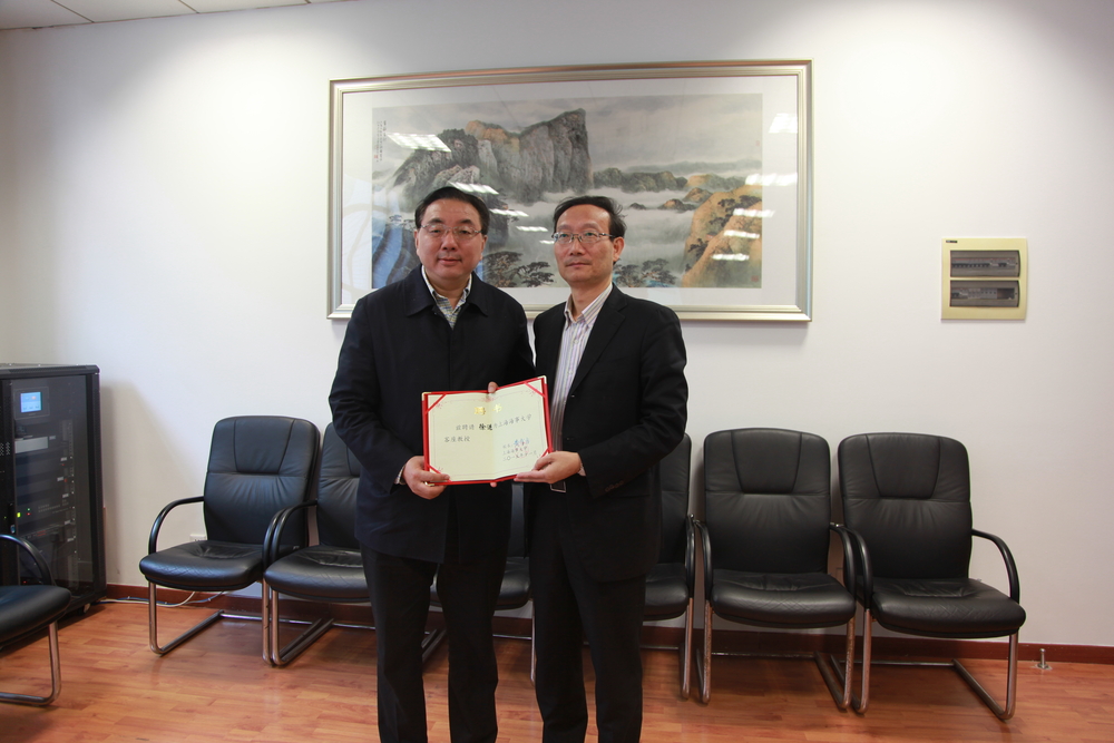 黄有方校长为徐进市长颁发客座教授聘书