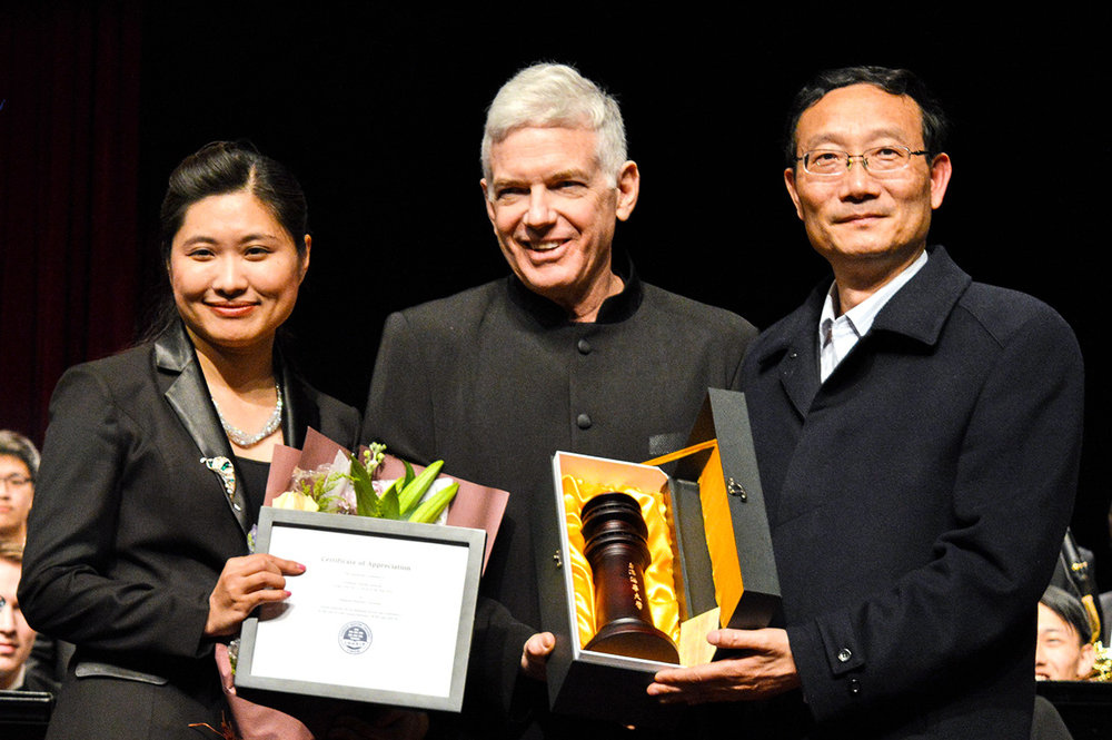 黄有方校长与指挥Timothy Salzman教授互换礼物