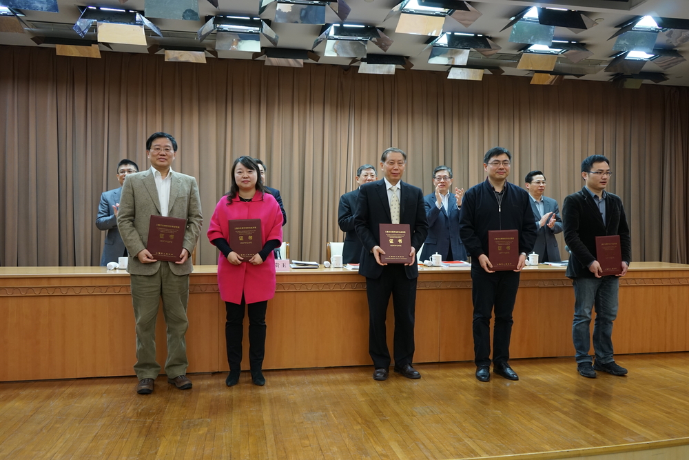 市人民政府秘书长肖贵玉为我校一等奖获得者真虹教授课题组代表张婕姝教授（前排左二）颁奖