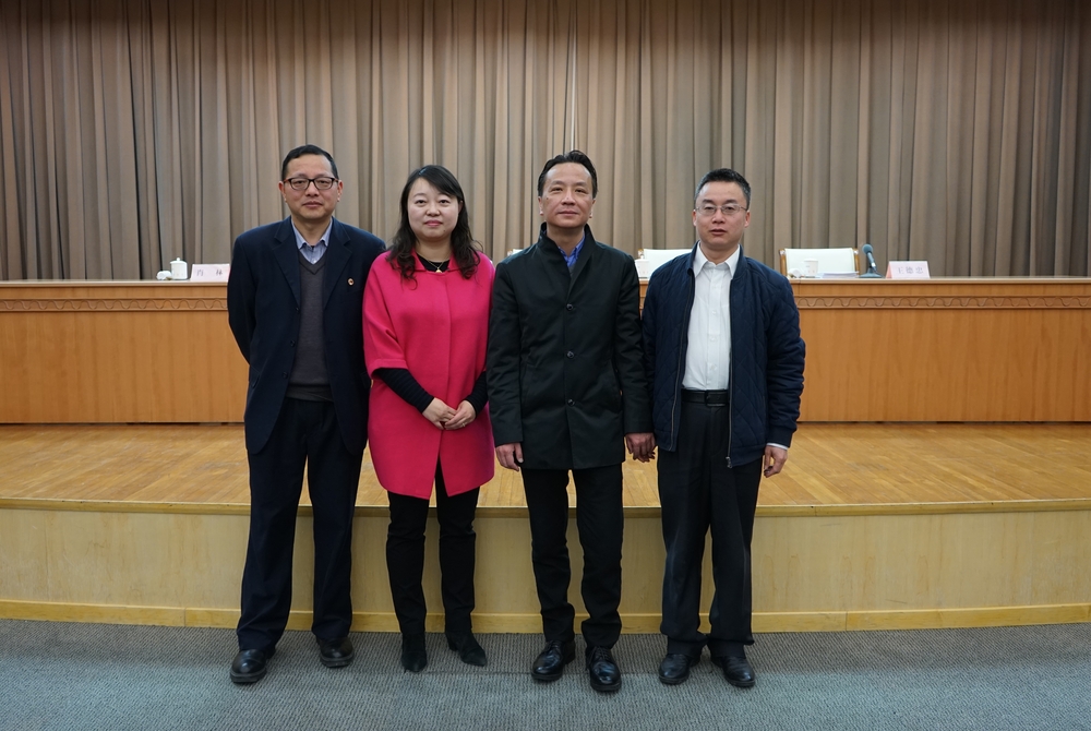 严伟副校长和我校与会教师合影