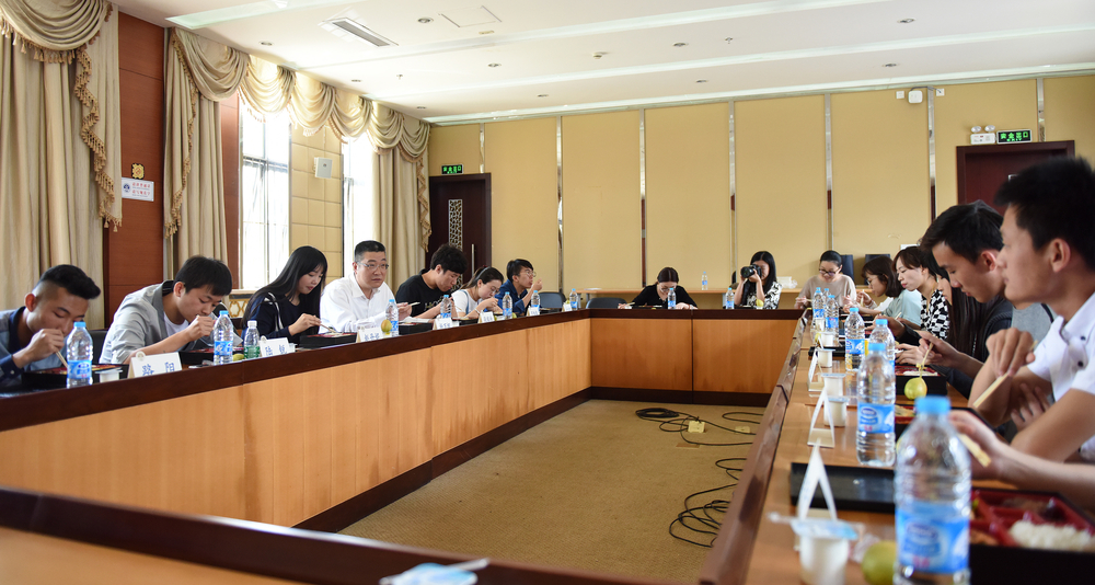 杨万枫副校长与同学们交流