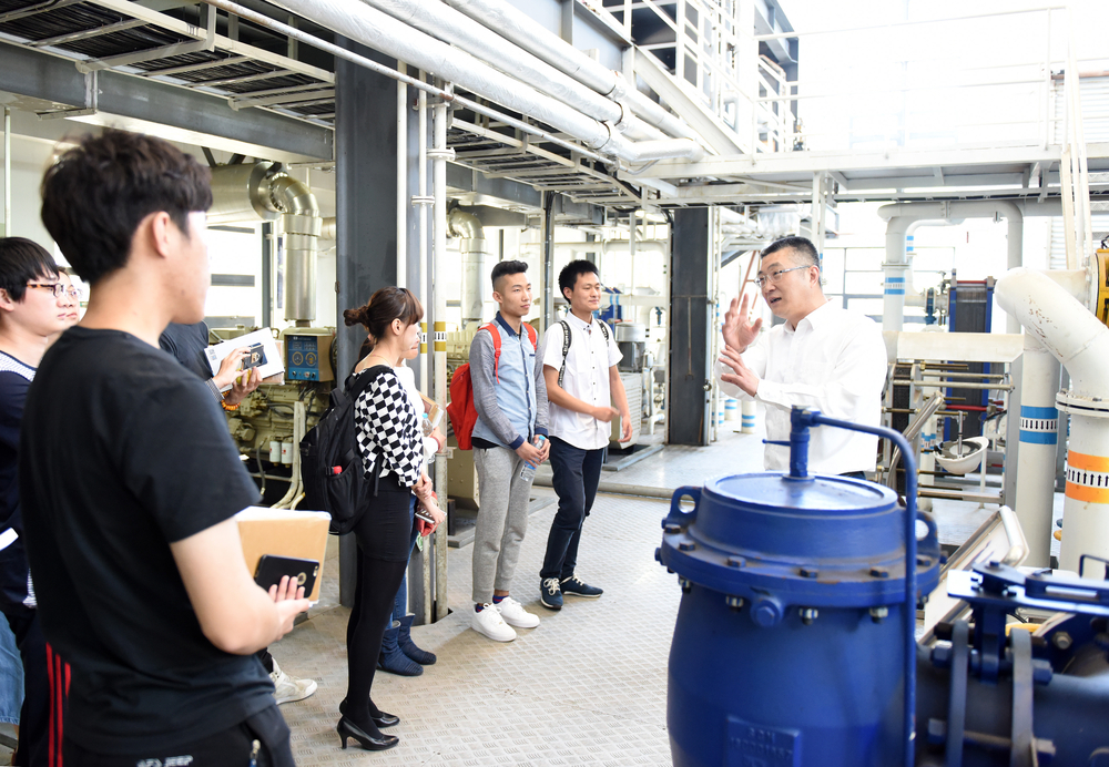 杨万枫副校长讲解实验室设备