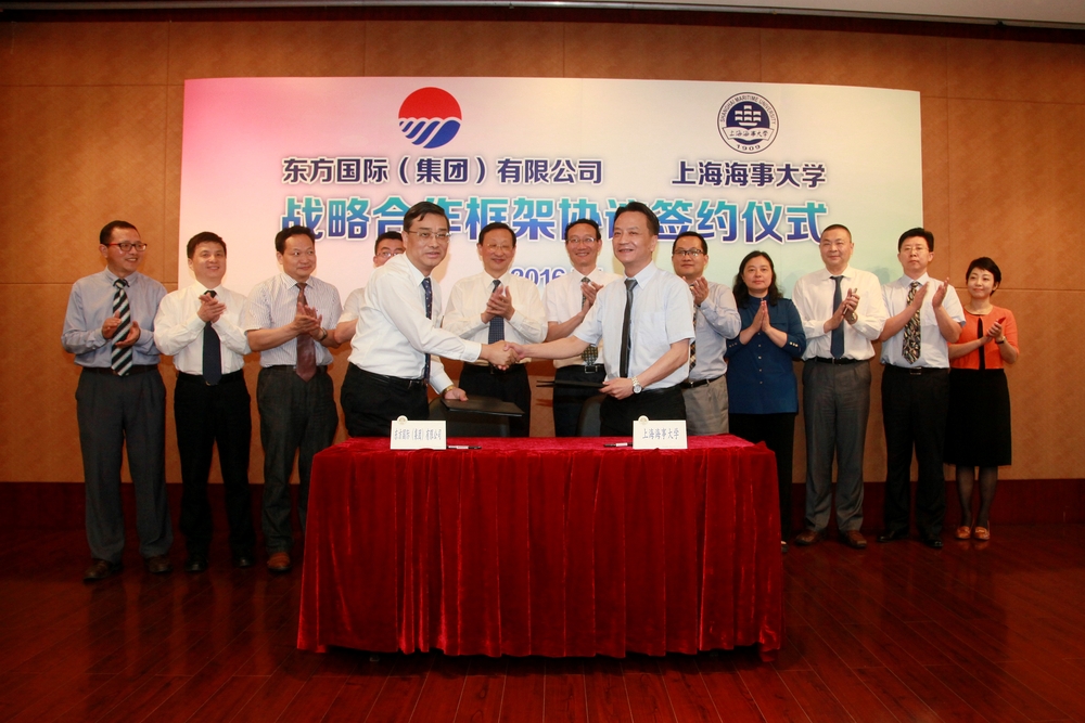 严伟副校长与强志雄副书记代表双方签约