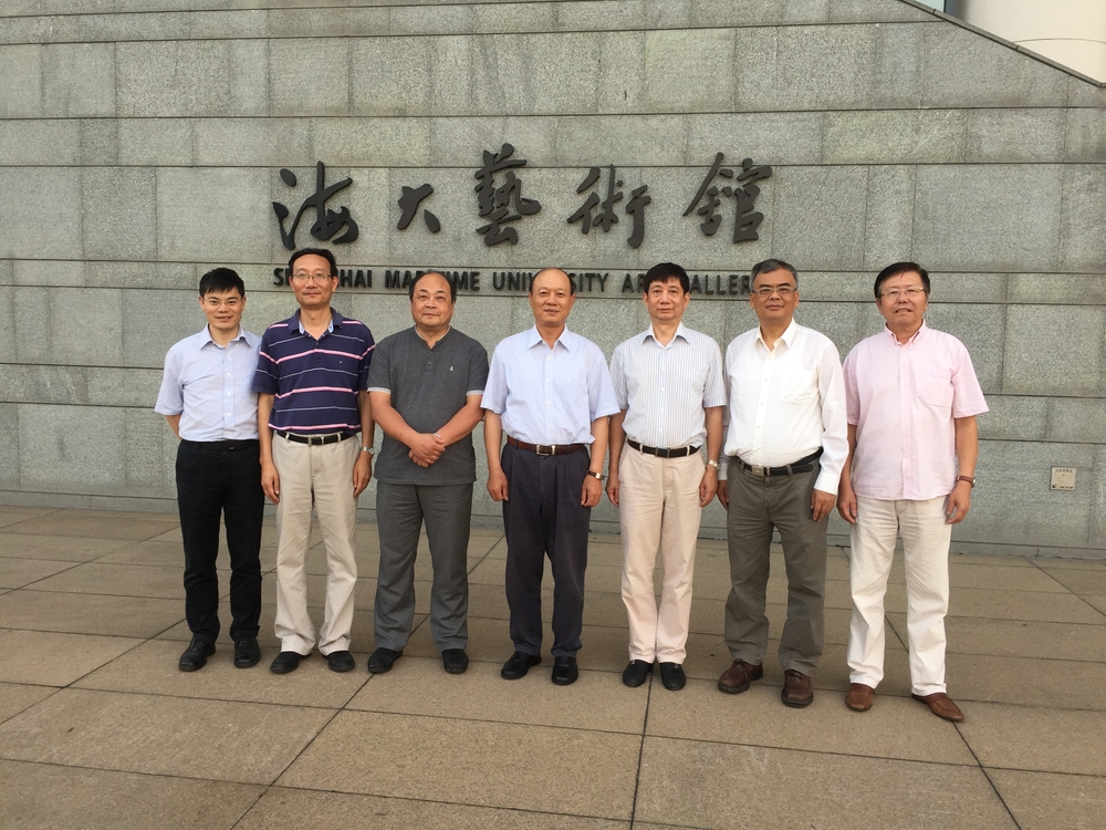 海大艺术馆前留影
