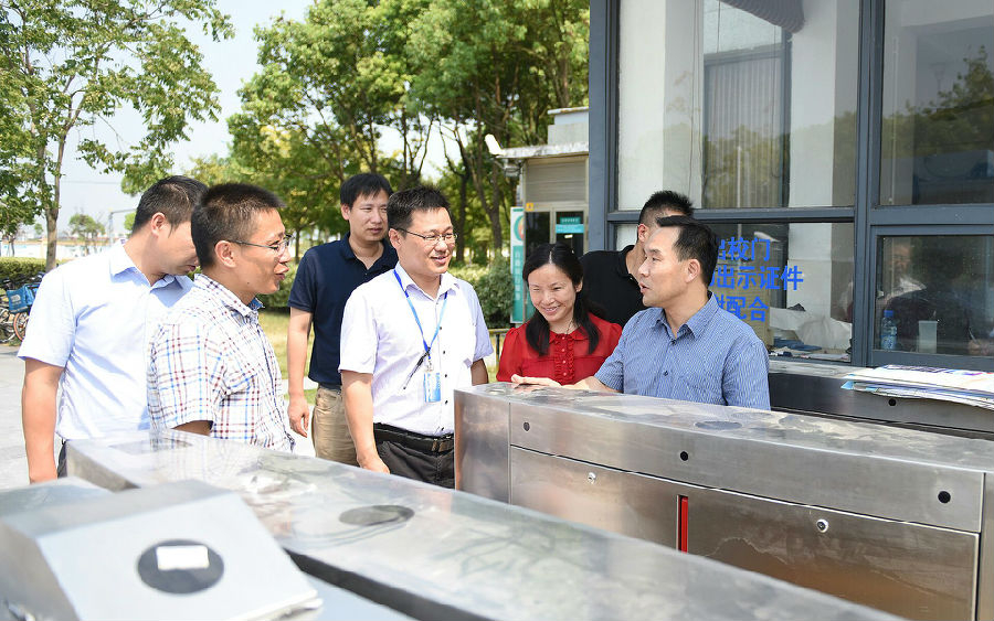 王海威副书记、副校长检查迎新准备工作