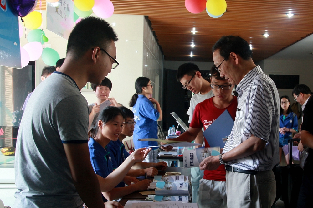 黄有方校长检查迎新工作